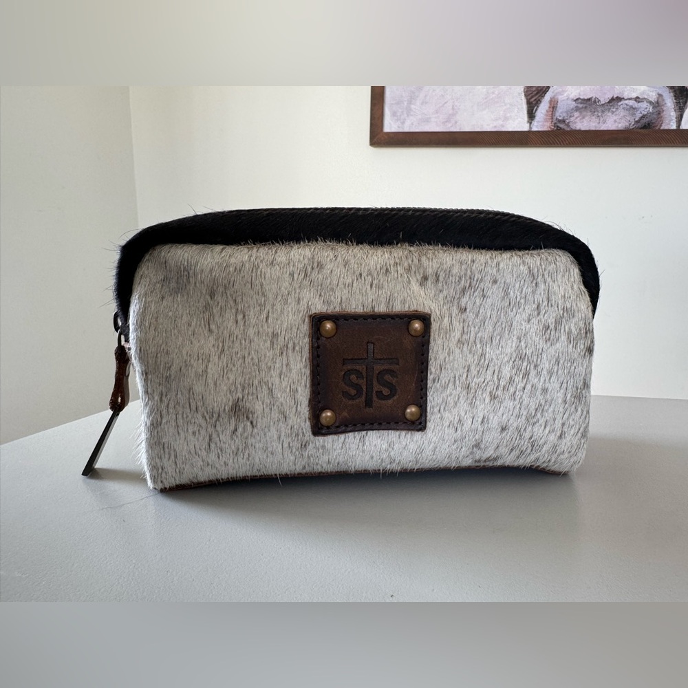 STS Ranchwear hair on hide makeup and brush organizer / pouch.